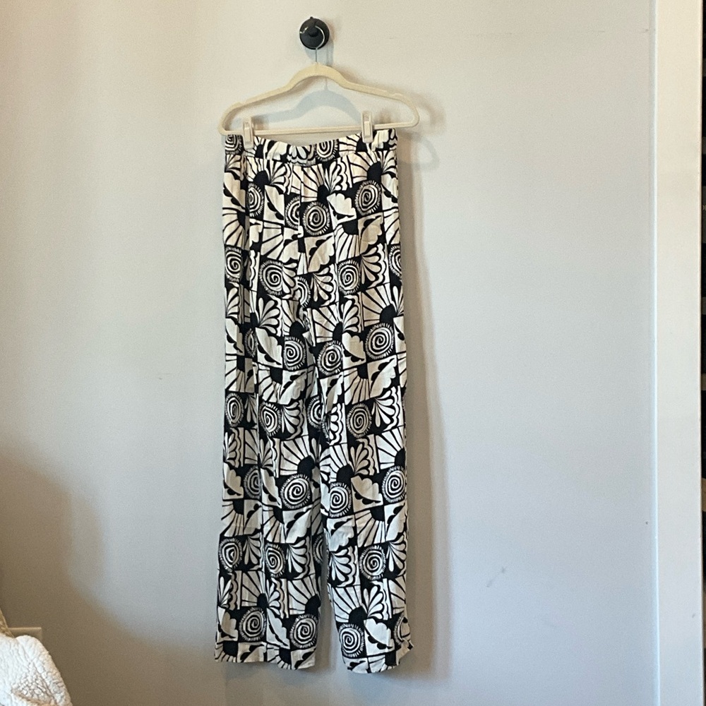 Gilli Black and White Patterned Maxi Dress - Picture 2 of 7